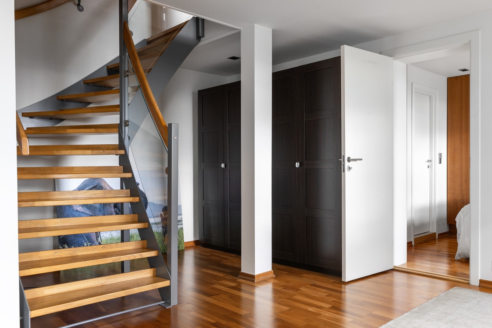 Rikelig med skapplass under trappen. Galleribilde