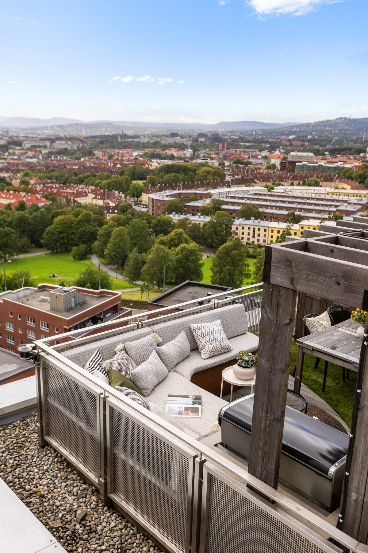 Toppleiligheten har en solrik takterrasse på ca. 20 kvm med enestående utsikt. Galleribilde