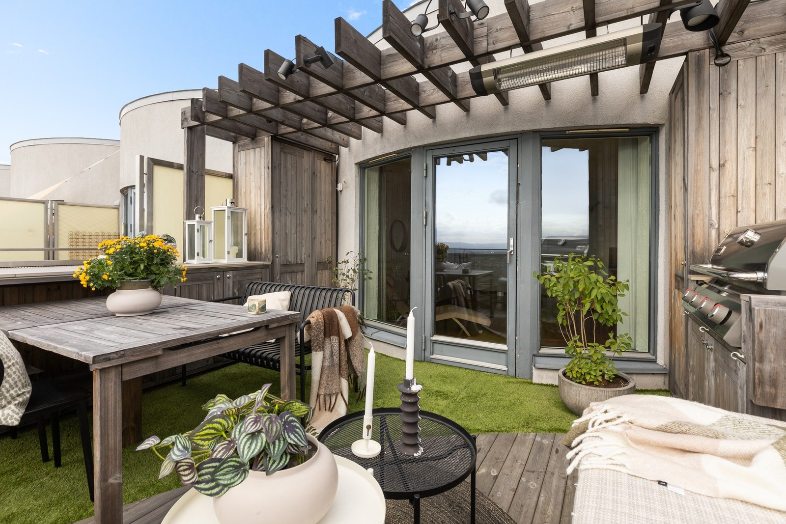 Takterrassen er en naturlig forlengelse av den store peisestuen. Her kan man skape gode minner sammen med familie og venner. Galleribilde