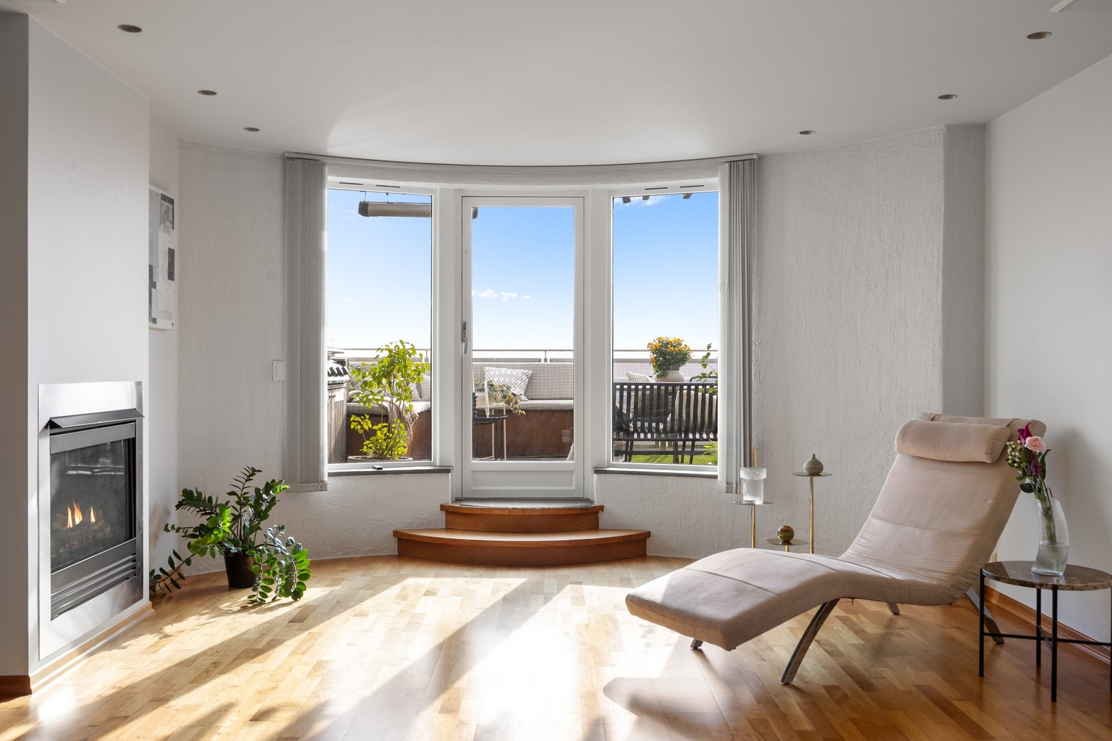 Stor peisestue i 14. etasje kan fylles opp med gjester. Gasspeisen setter den riktige atmosfæren i de kjøligere vintermånedene. Galleribilde