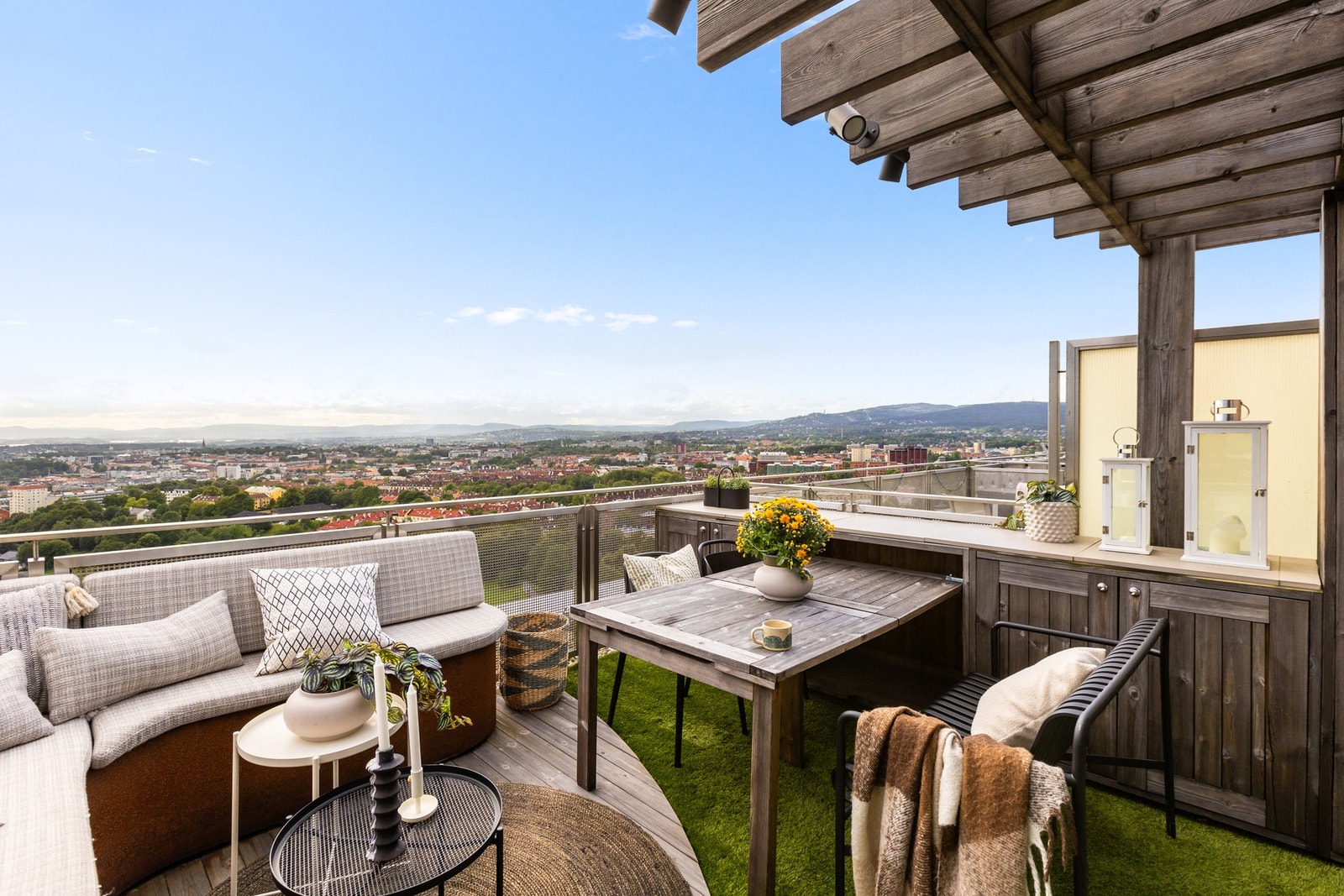 Solrik takterrasse er i dag innredet med grill og utemøbler. Galleribilde