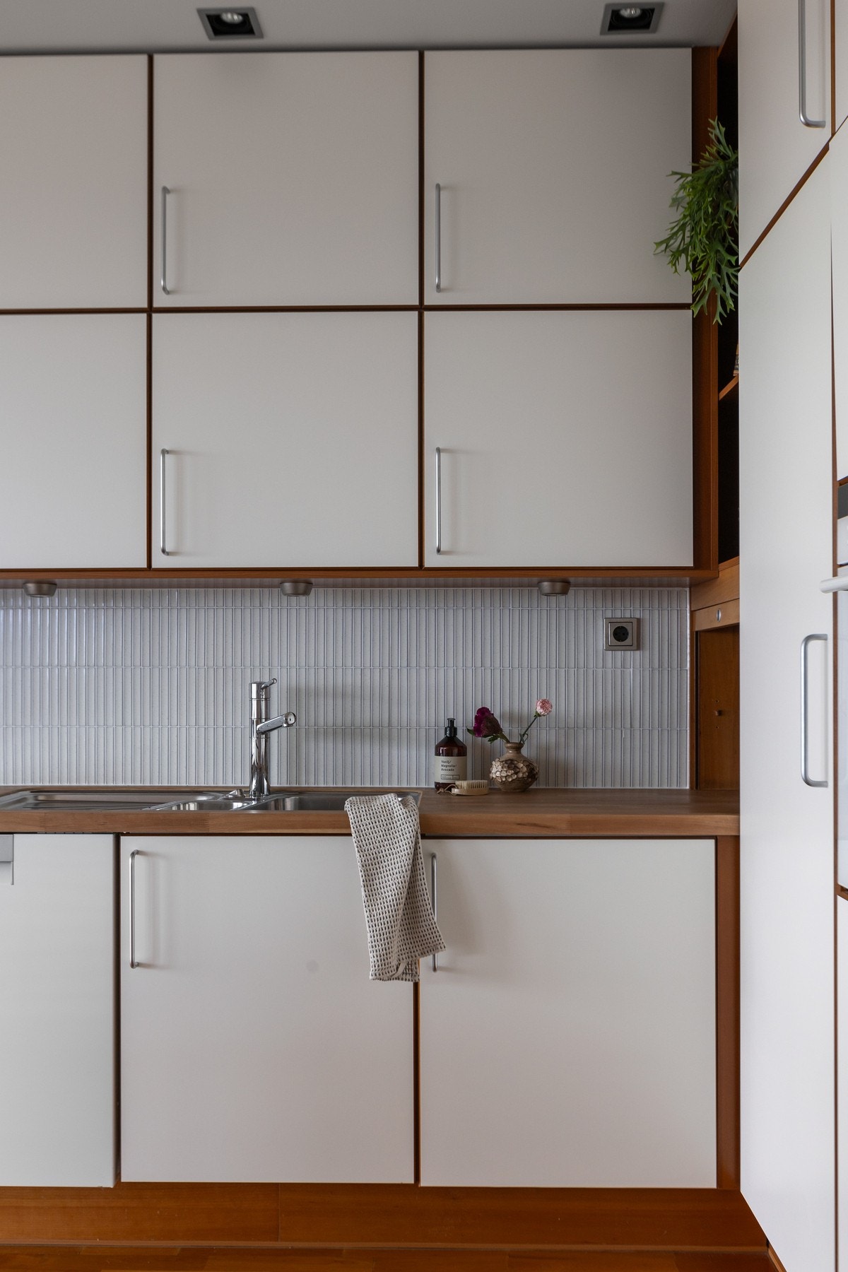 Vakre hvite fliser på vegg over benkeplate. Galleribilde