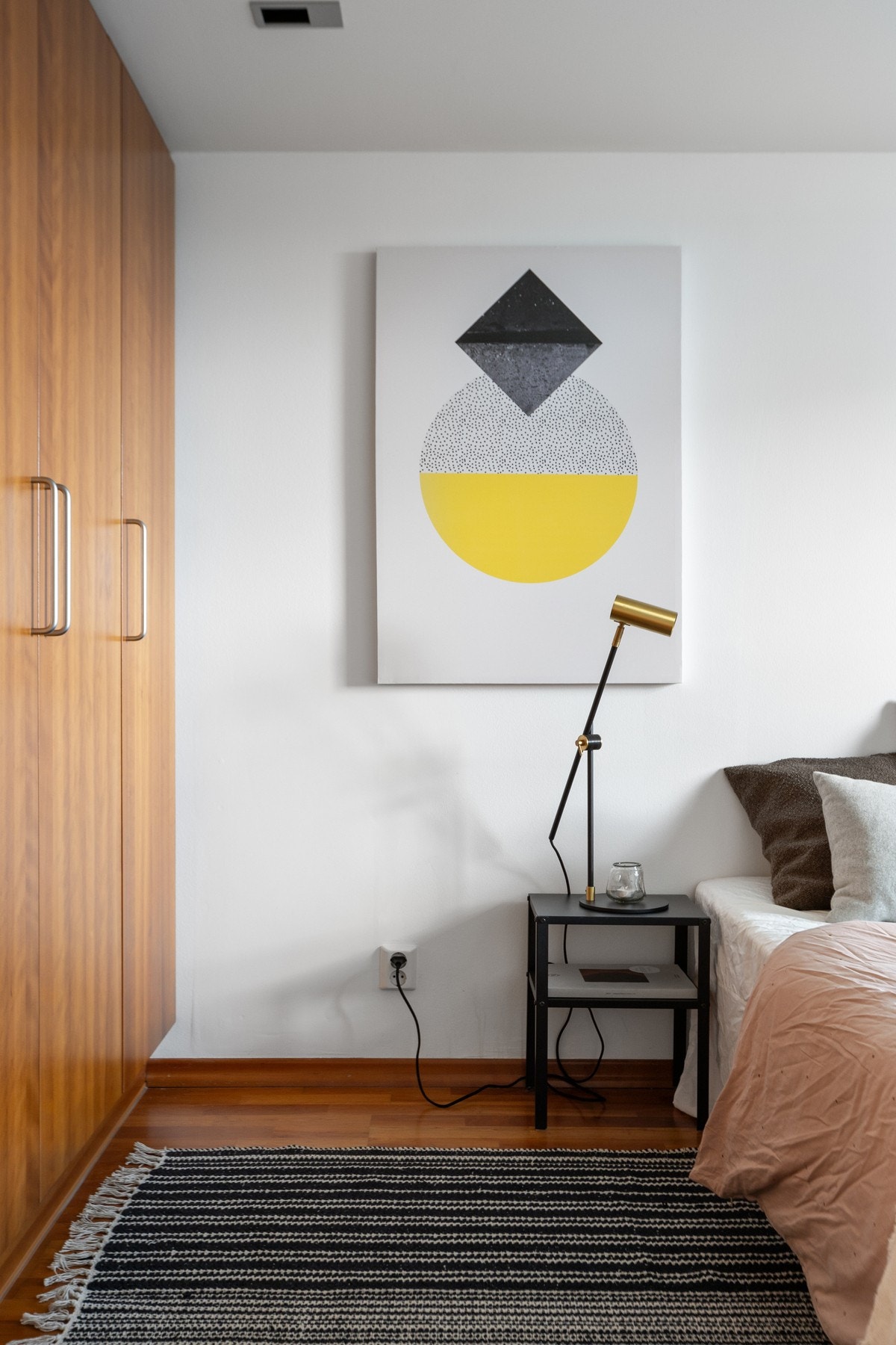 Soverom 1 byr på plass til kunst på vegg og nattbord med lys. Galleribilde