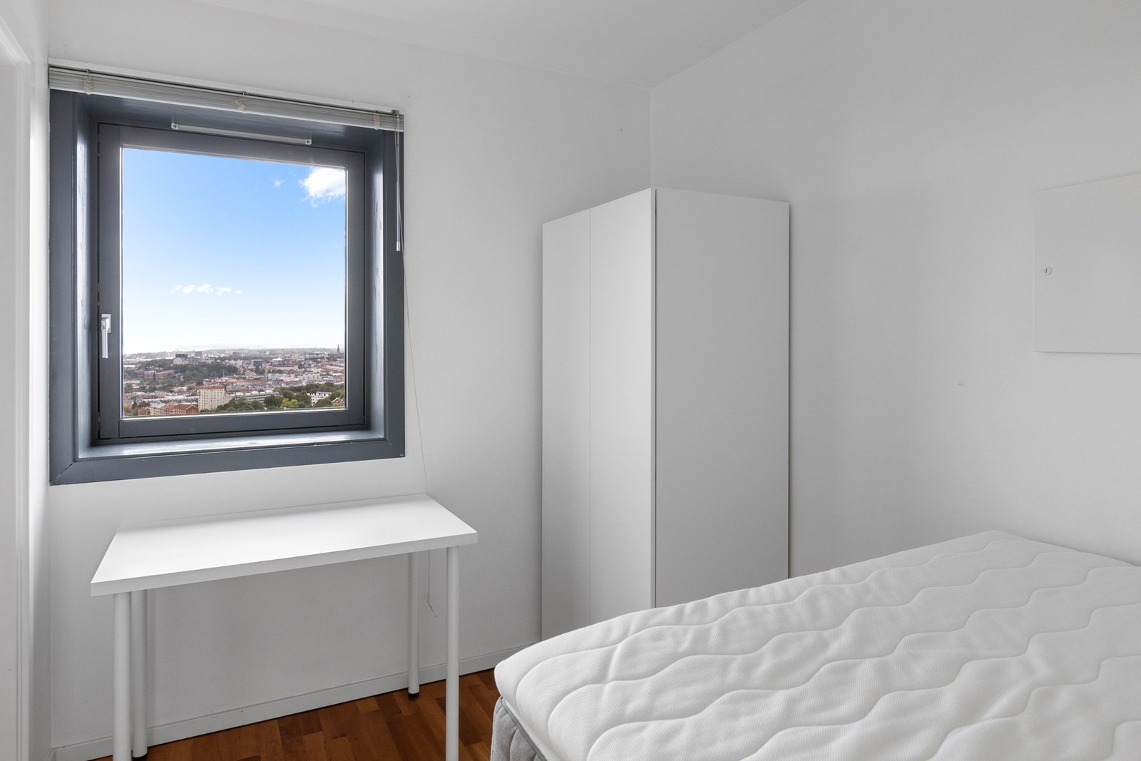 Soverom er i dag innredet med pult, klesskap og seng. Galleribilde