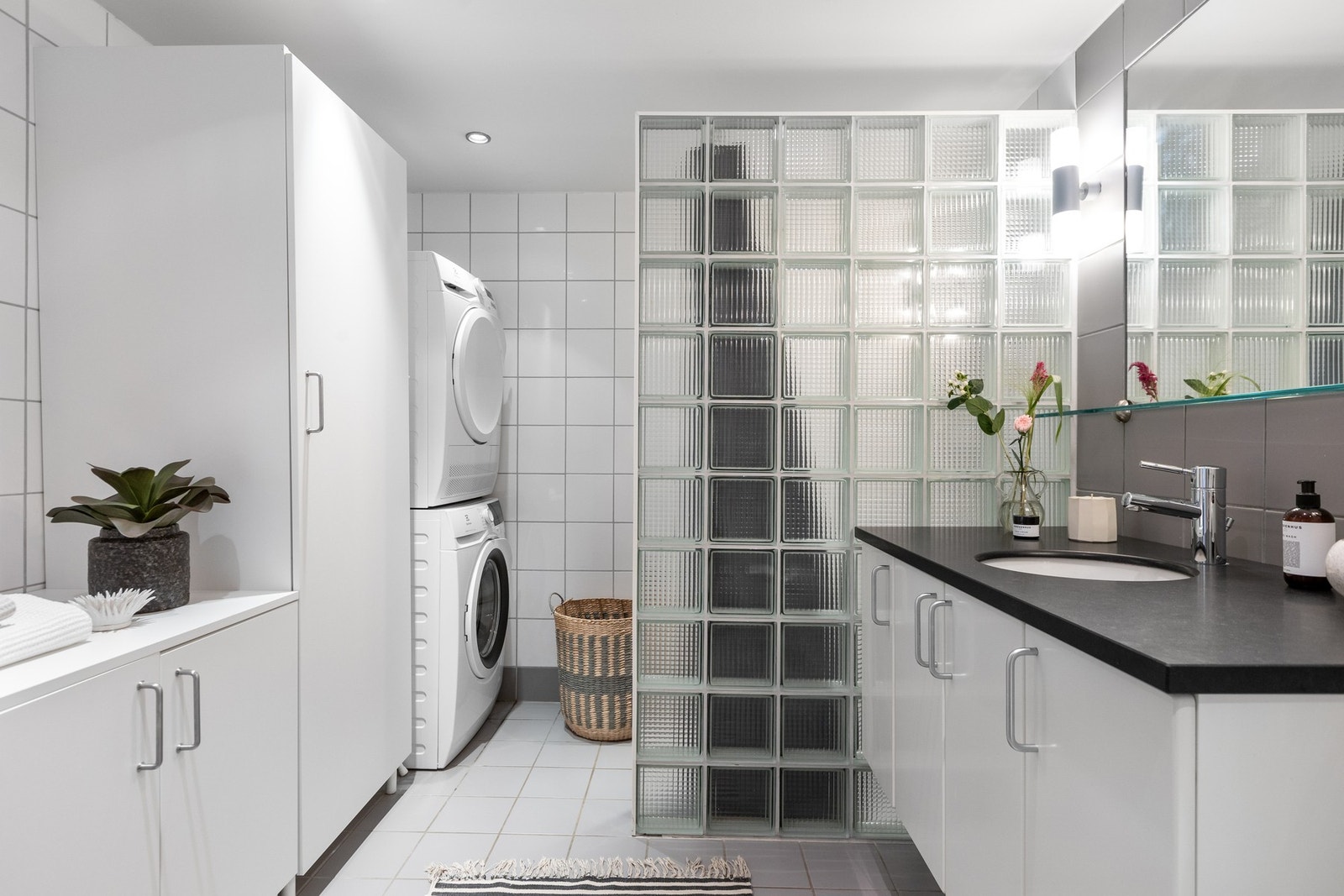 Stort baderom med praktiske vaskefasiliteter i 14. etasje. Galleribilde