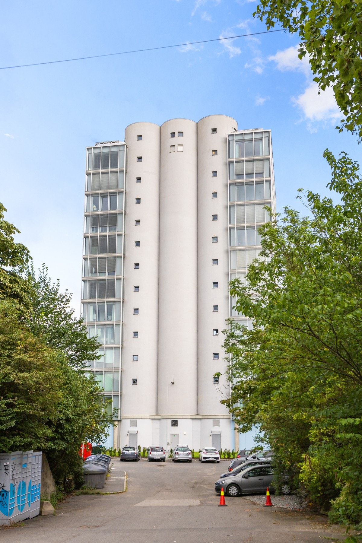 Sinsen panorama er et signalbygg i området. Siloen ble bygget om til leiligheter i 2004. Galleribilde