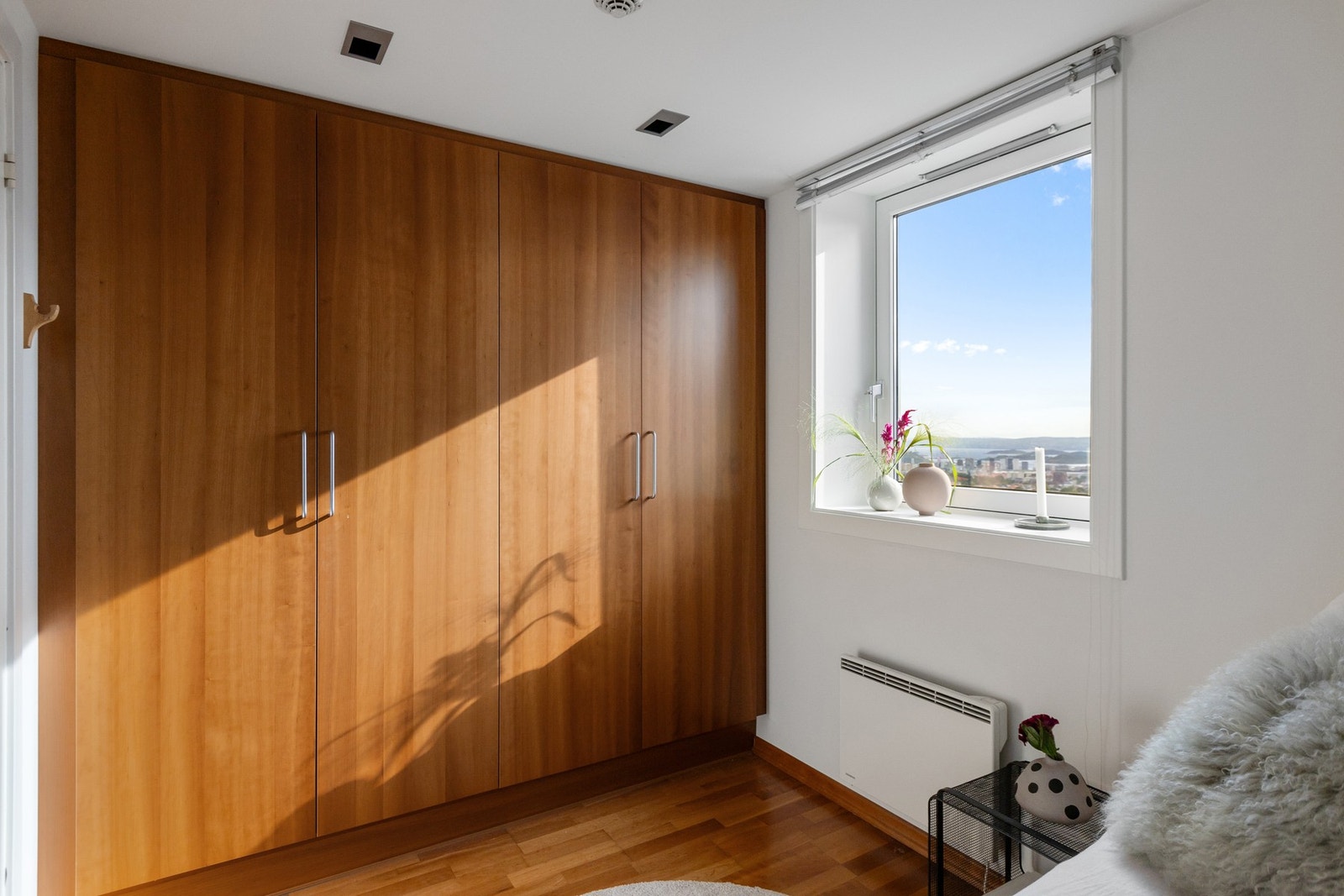 Det er rikelig med skapplass på soverom 2 i 14. etasje. Galleribilde