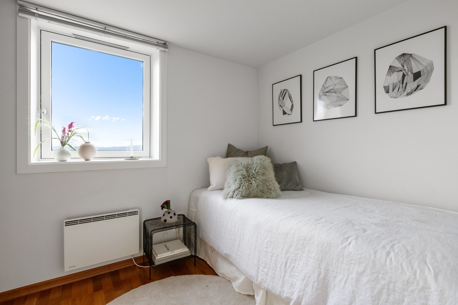 Soverom 2 er i dag innredet som et gjesterom og har panelovn under vinduet. Galleribilde