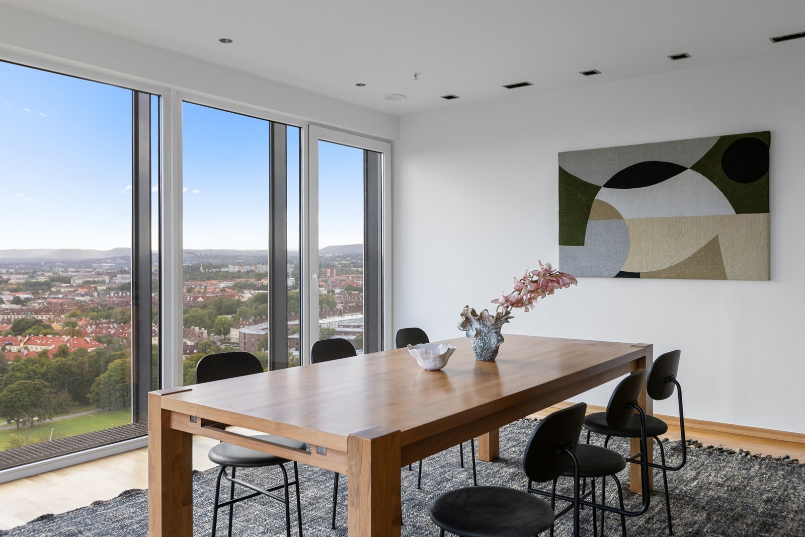 Store vinduer fra tak til gulv drar utsikten helt inn i denne enestående og unike leiligheten, på taket av Oslo. Galleribilde