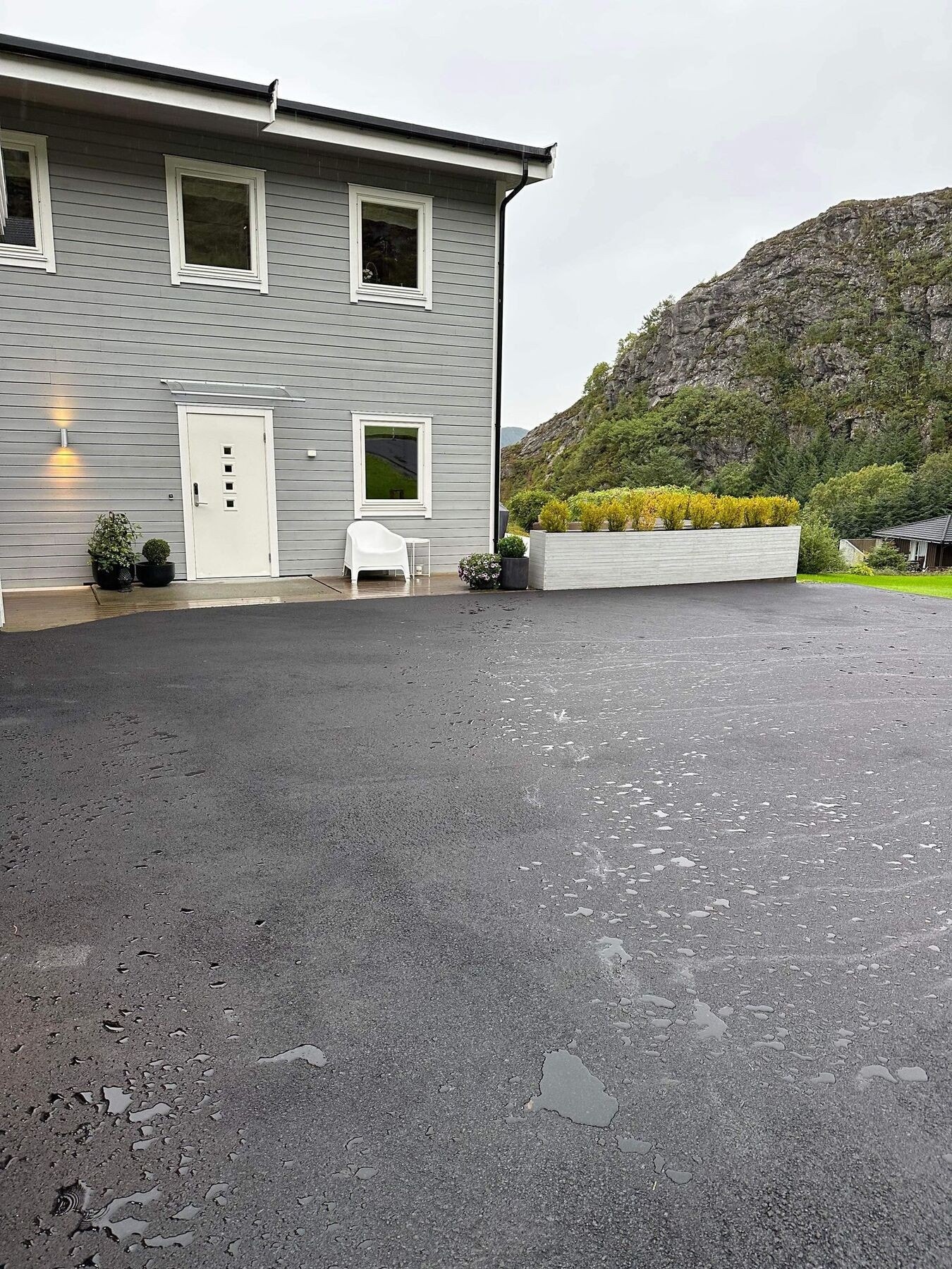 Nylig asfaltert innkjørsel. Galleribilde