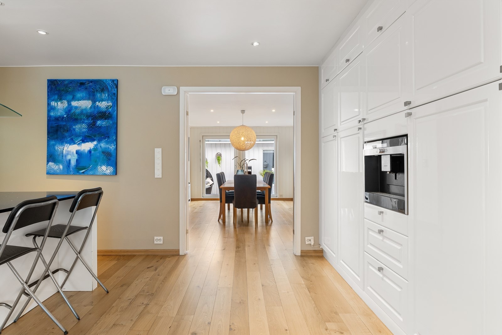 1-stavs parkett. Delikat malte toner på vegg. Fin kontakt ut mot spisestue og videre til hovedstuen. Et stort hovedplan med soner til enhver anledning. Galleribilde