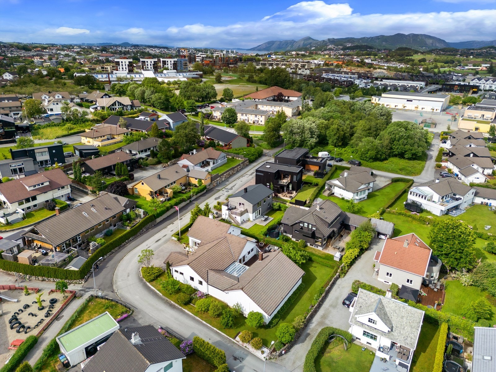 En herlig eiendom i rolig gate. Like ved skole og vannet. En sjelden sjanse på Ganddal - like ved skolen og vannet. Galleribilde