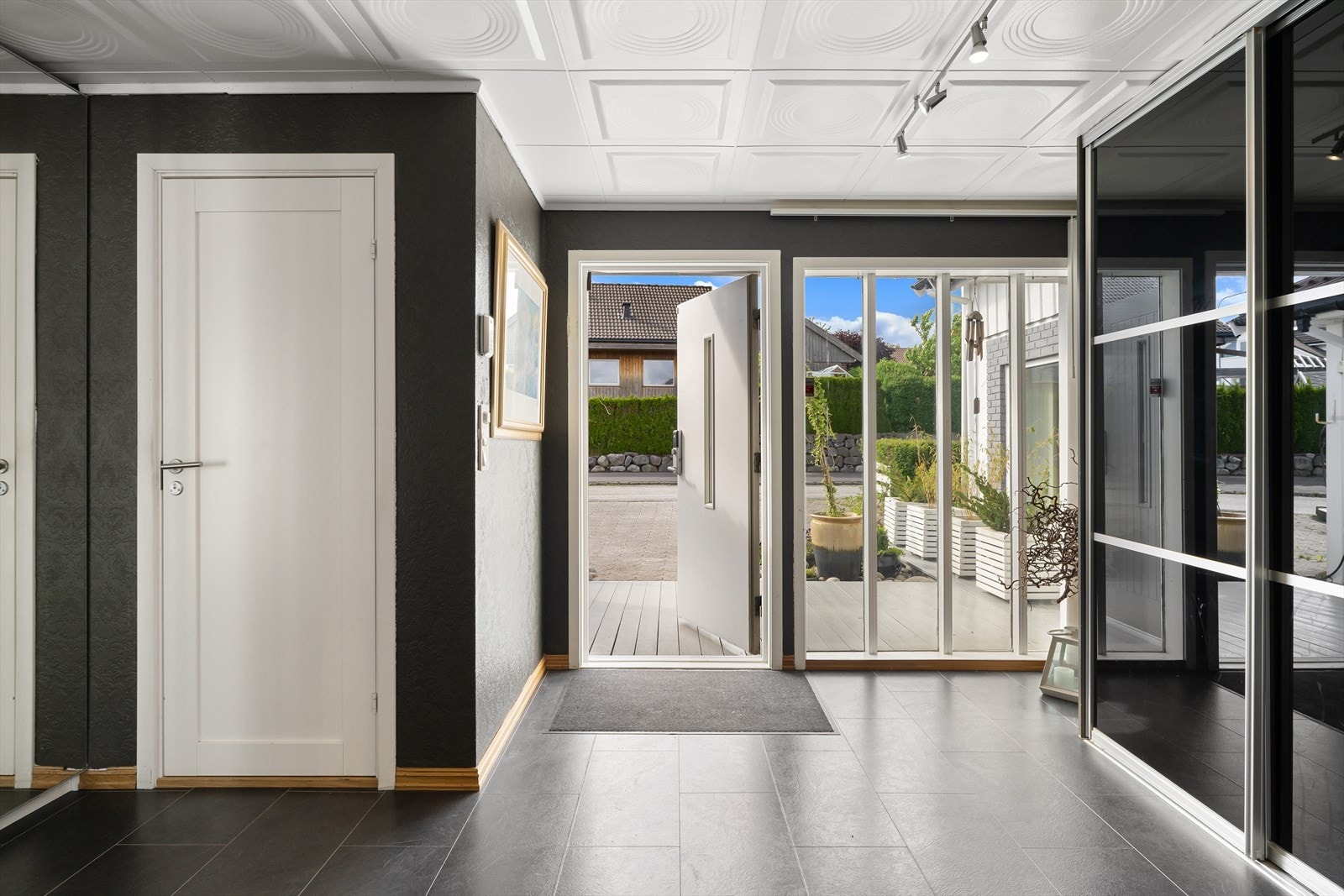 Hall med god skyvedørsgarderobe og gjestetoalett. Plass til oppheng, påkledningsbenk m.m. Naturlig lys gir god atmosfære. Galleribilde