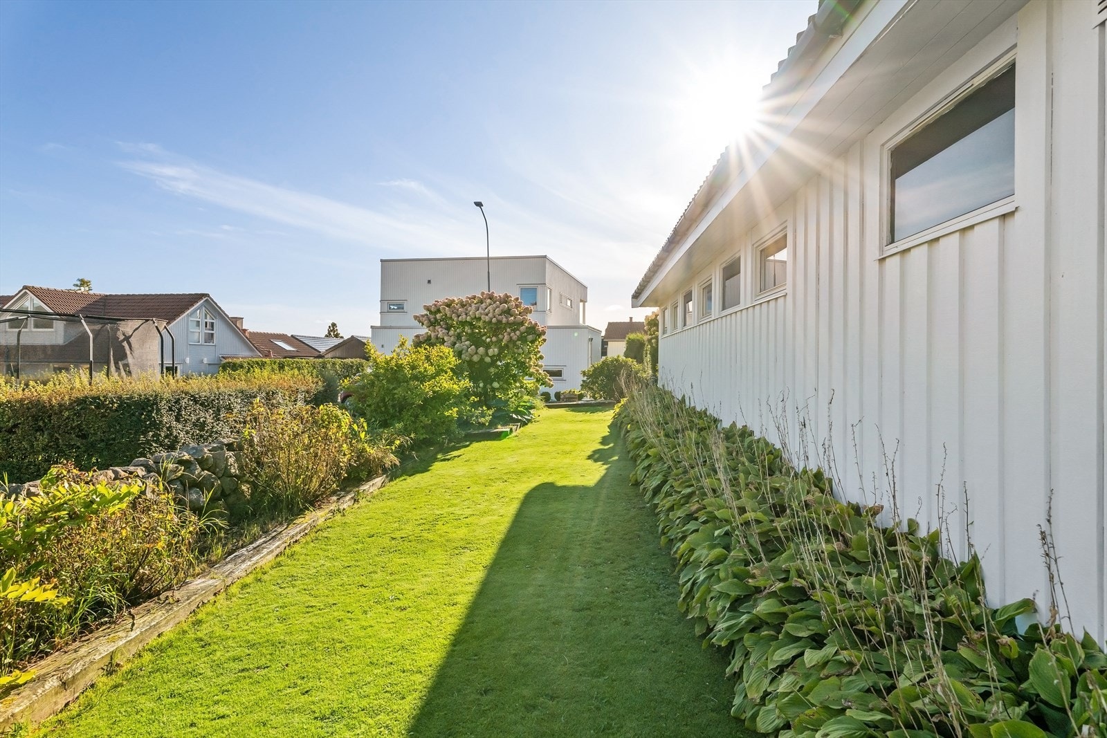 Herlige uterom skaper høy bokvalitet og innbyr til sosial samling. Sol på eiendommen til ca kl 21:30. En sone for enhver anledning. Galleribilde