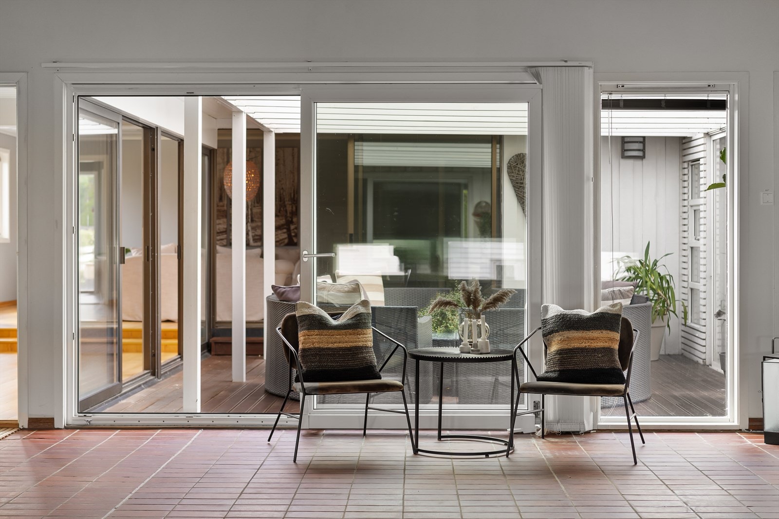 Motstrømsbassen med ny motor og sirkulasjonspumpe m.m. Bassengdelen av huset kan lukkes av eller åpnes både mot stue og atrium. En fin flyt mellom sonene. Eget bad med badstu, og ekstra soverom. Galleribilde