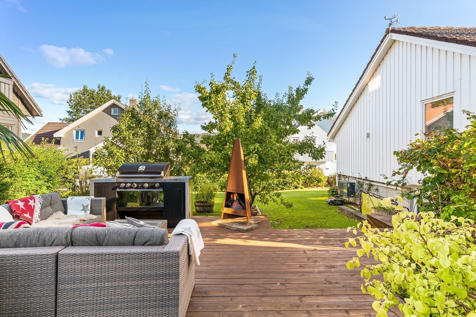 Skjermede, solrike, fine uteområder m/boltreplass til liten og stor. Terrassene er store og m/eget atrium hvor glasstak skjermer og gir le mot duskregn eller varmeovn for sene kvelder. Utebelysning m/spotter. En plass for alle anledninger. Galleribilde