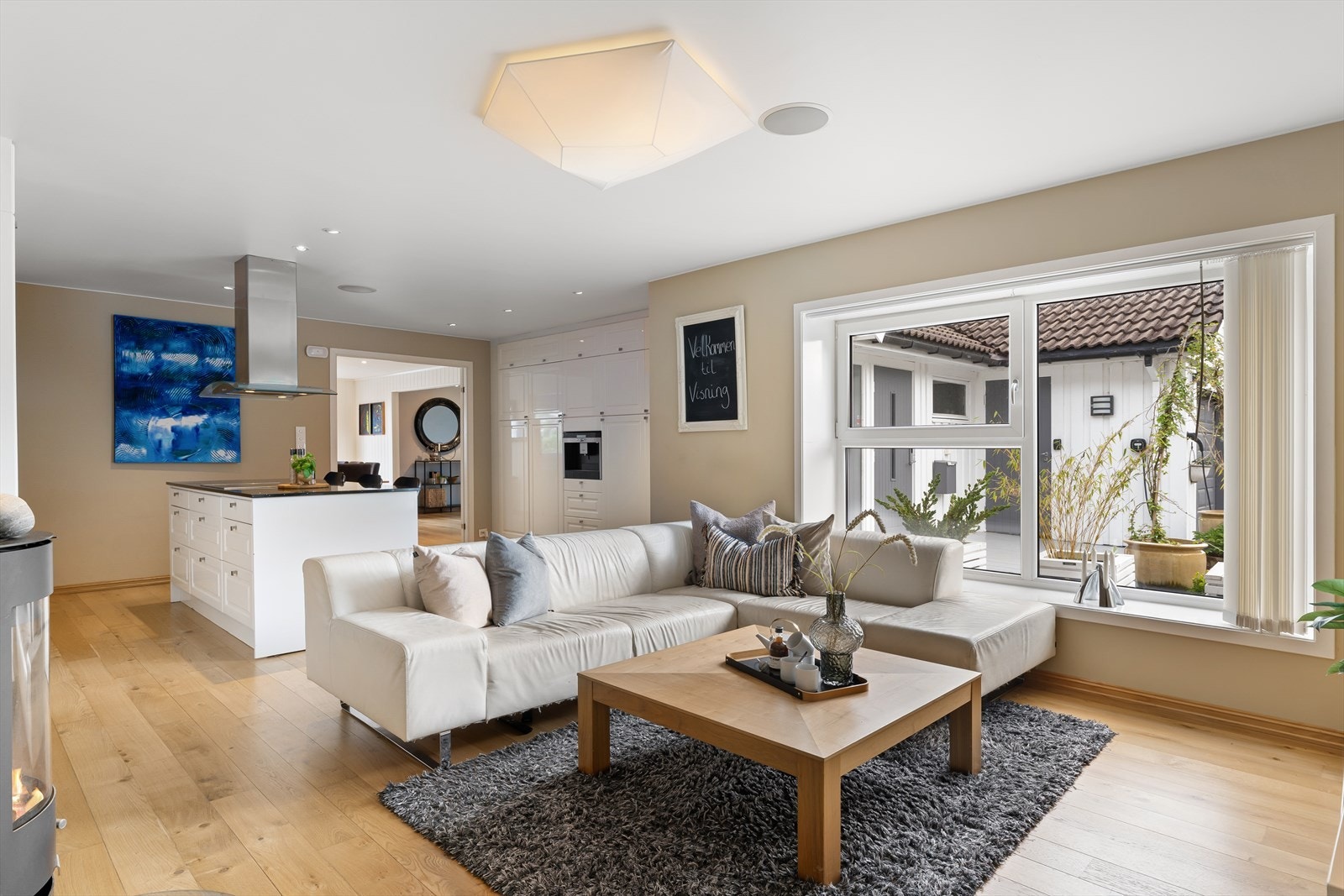 Hjertet i huset er kjøkken/allrom med lounge/peisestue. Her samles familie og venner når mat og drikke skal nytes. Galleribilde