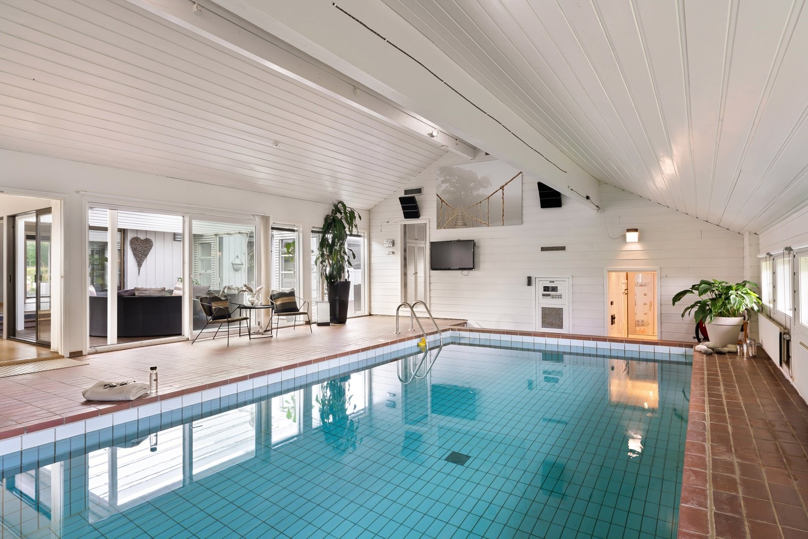 Bassengdelen av huset kan lukkes av eller åpnes både mot stue og atrium. En fin flyt mellom sonene. Eget bad med badstu, og ekstra soverom. Galleribilde