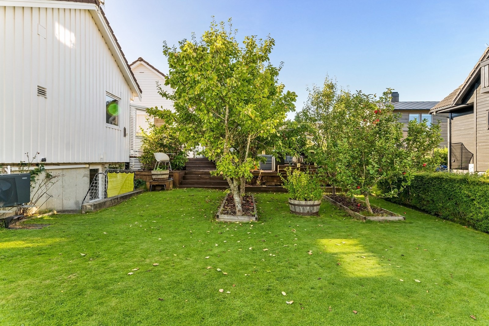 En sone for enhver anledning. Nyt solen til ca kl 21:30. Herlige uterom for både grilling, soling og sosial samling. I atrium har du deler under glasstak for le, og varmeovner om du vil sitte sene kvelder. Galleribilde