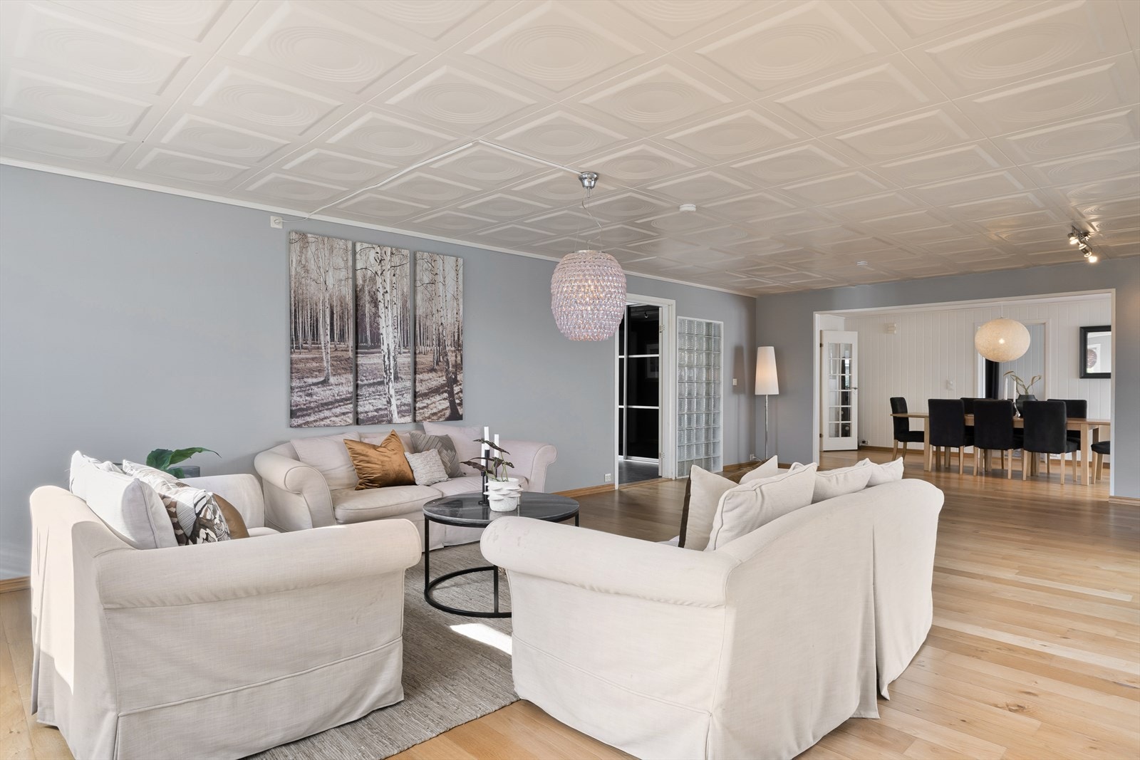 Naturlig lys, store flater og rikelig med plass til møbleringssoner. En fin flyt og en sone for alle. Galleribilde