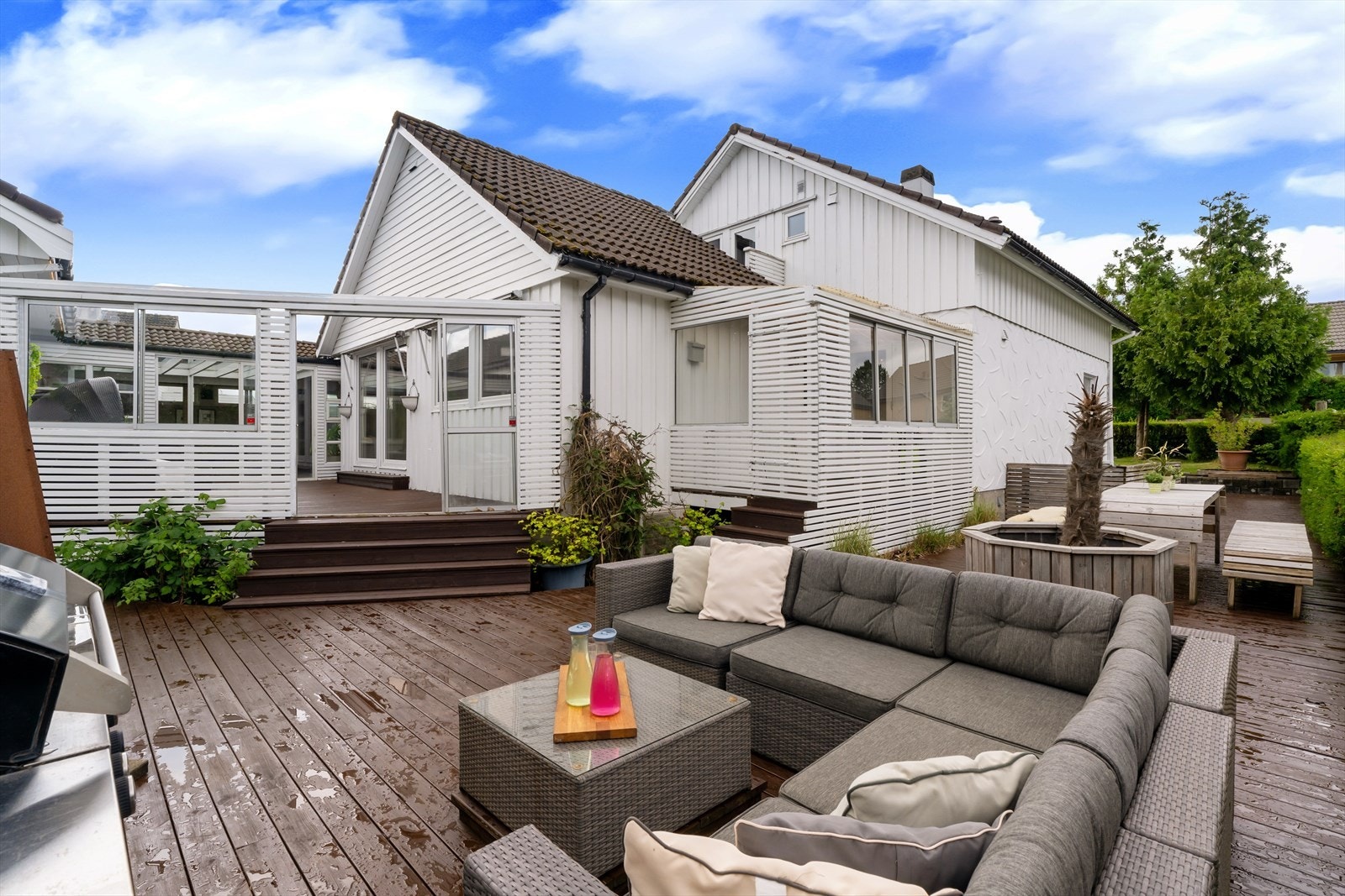 Ut fra atrium kommer du til grillområde med flere store møbleringssoner og nedgang til hagen. Boltreplass for alle og perfekt for sosial samling. Galleribilde