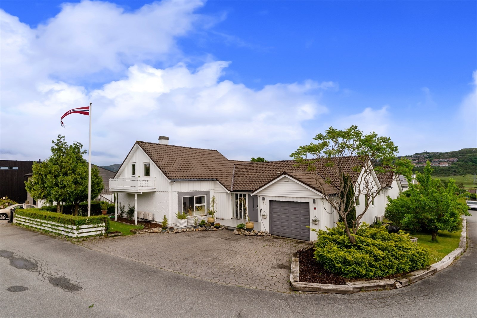 En herlig eiendom i rolig gate. Like ved skole og vannet. En sjelden sjanse på Ganddal - like ved skolen og vannet. Galleribilde