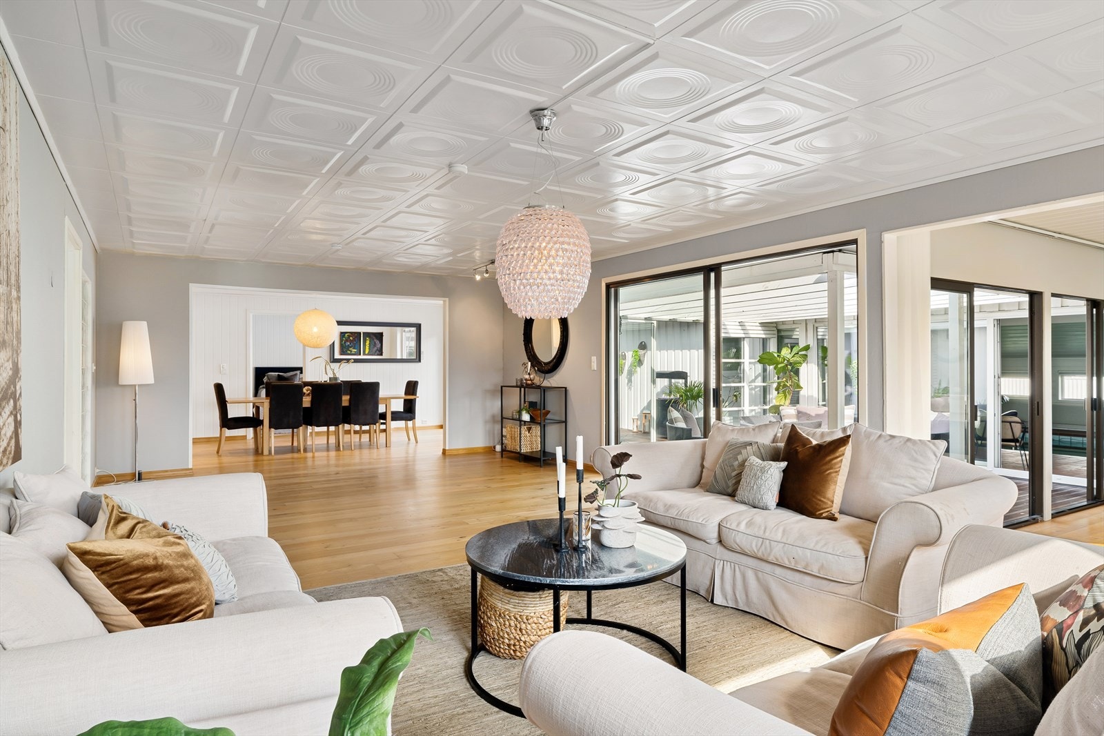 Naturlig lys, store flater og rikelig med plass til møbleringssoner. En fin flyt og en sone for alle. Galleribilde