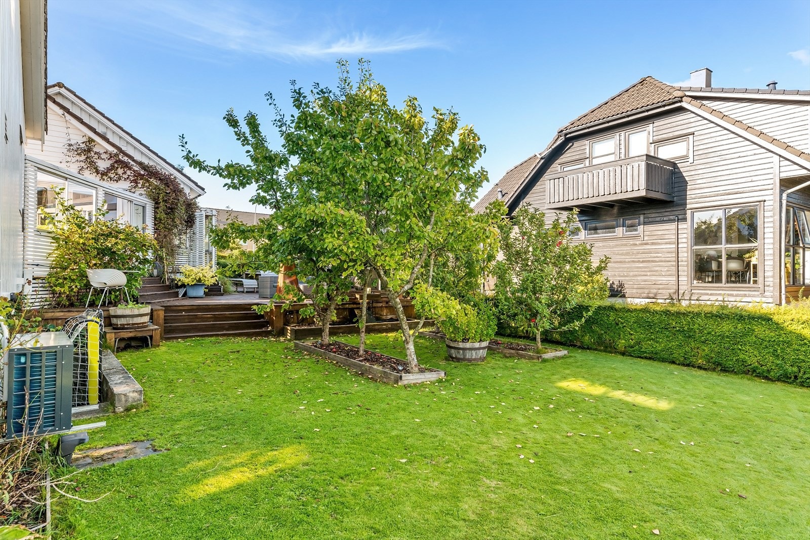 Herlige uterom skaper høy bokvalitet og innbyr til sosial samling. Sol på eiendommen til ca kl 21:30. En sone for enhver anledning. Galleribilde