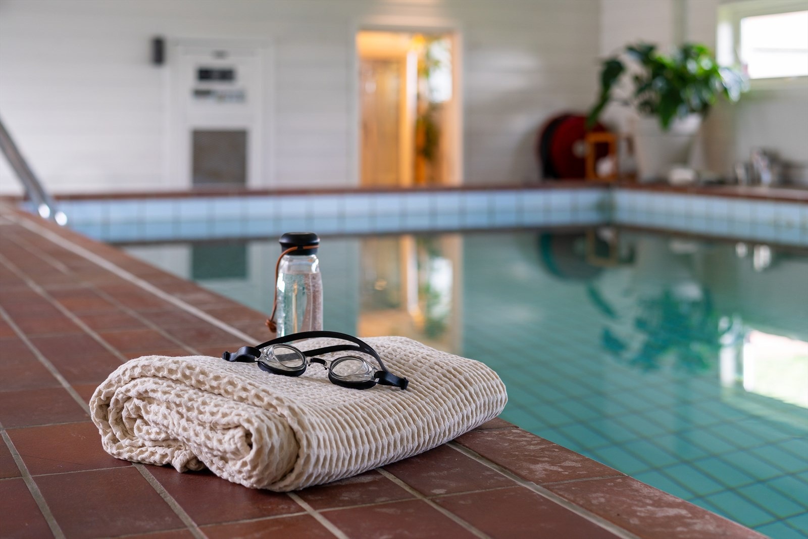 Motstrømsbassen med ny motor og sirkulasjonspumpe m.m. Bassengdelen av huset kan lukkes av eller åpnes både mot stue og atrium. En fin flyt mellom sonene. Eget bad med badstu, og ekstra soverom. Galleribilde