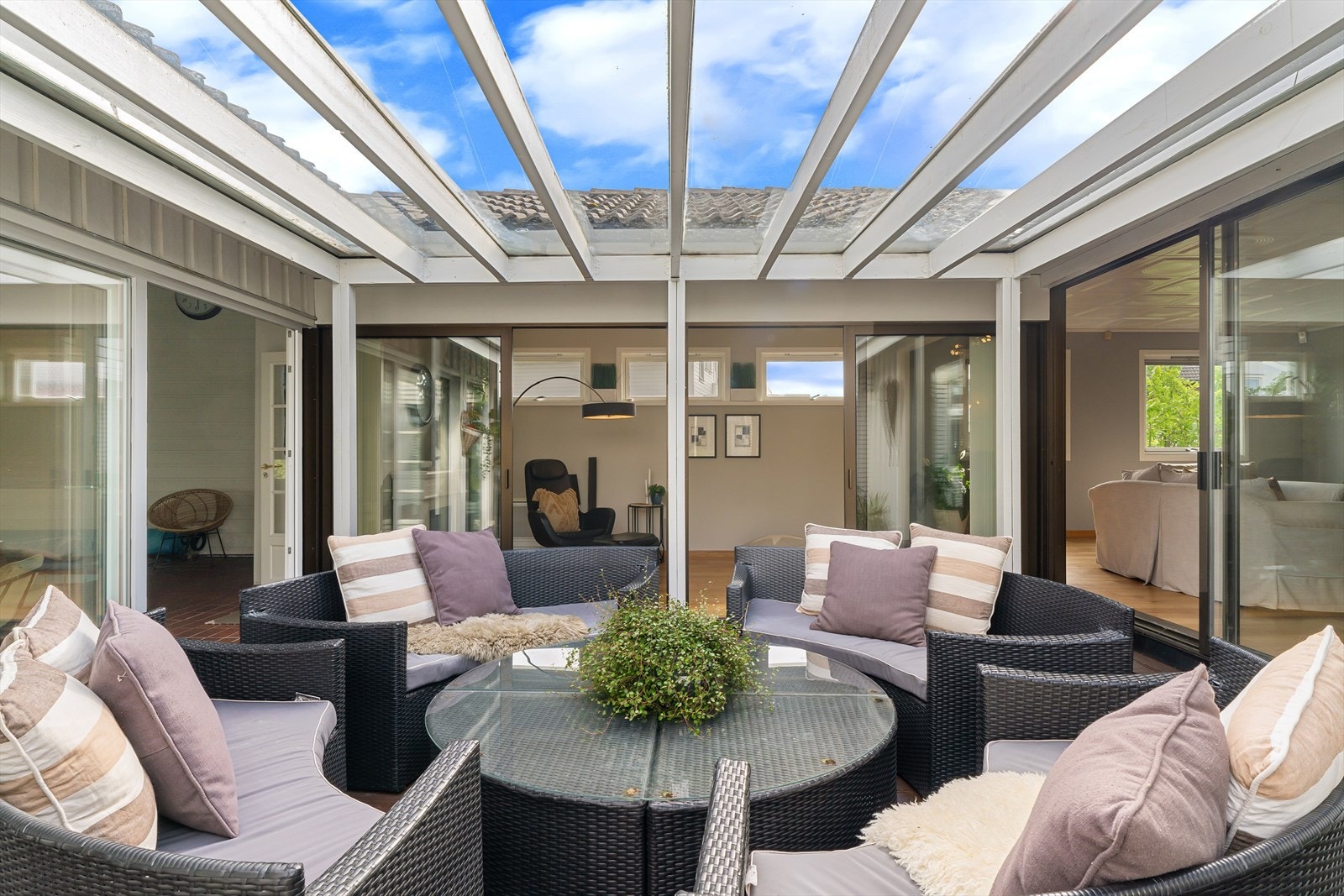 Et deilig atrium med glasstak på deler. Her nyter du sene kvelder og solrike dager. God plass til flere sittegrupper og soner. Videre passasje til grillområde og hage. Galleribilde