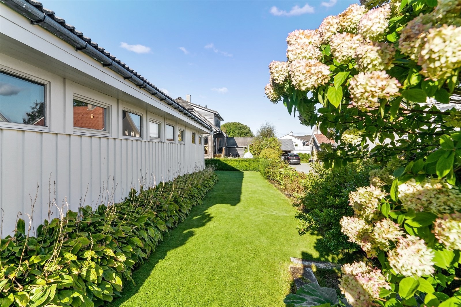 Herlige uterom skaper høy bokvalitet og innbyr til sosial samling. Sol på eiendommen til ca kl 21:30. En sone for enhver anledning. Galleribilde