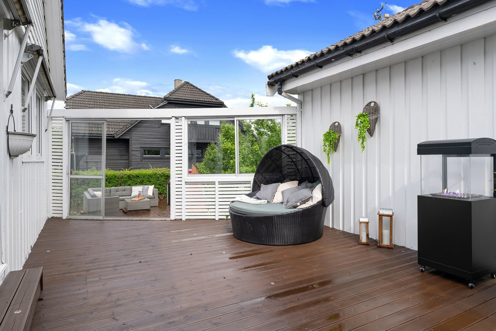 Sol til ca kl 21:30 på eiendommen. Ut fra atrium kommer du til grillområde med flere store møbleringssoner og nedgang til hagen. Boltreplass for alle og perfekt for sosial samling. Galleribilde