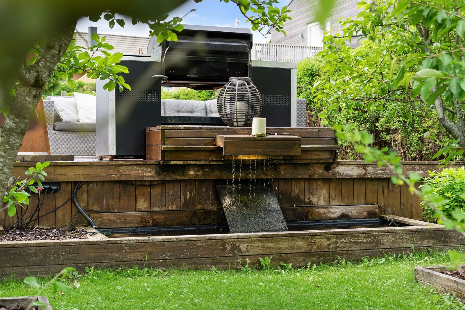 Herlige uterom skaper høy bokvalitet og innbyr til sosial samling. Sol på eiendommen til ca kl 21:30. En sone for enhver anledning. Galleribilde