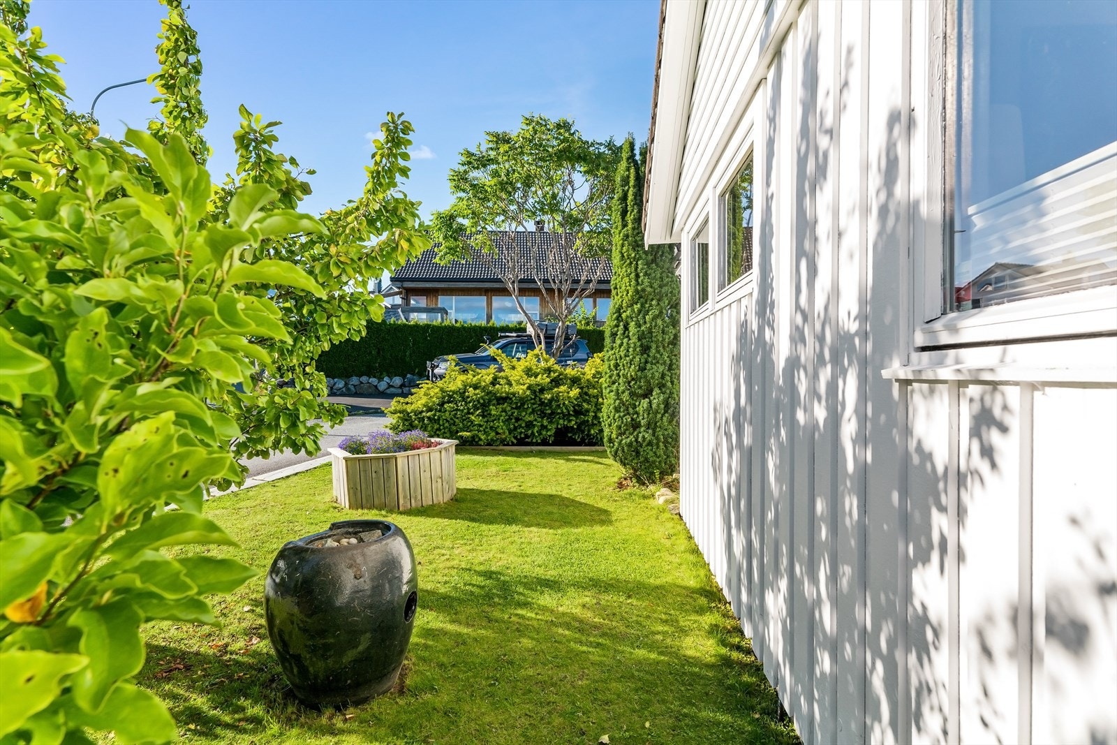 Herlige uterom skaper høy bokvalitet og innbyr til sosial samling. Sol på eiendommen til ca kl 21:30. En sone for enhver anledning. Galleribilde