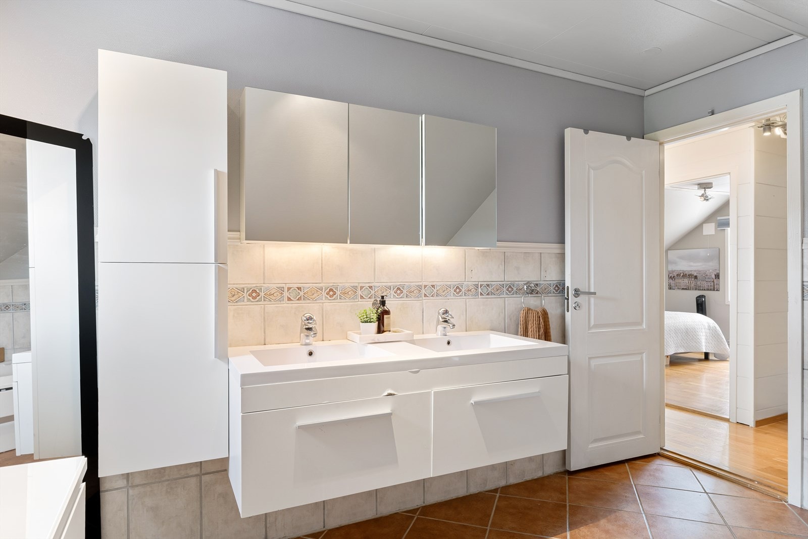 Romslig bad med badekar og god plass for oppbevaring. Galleribilde