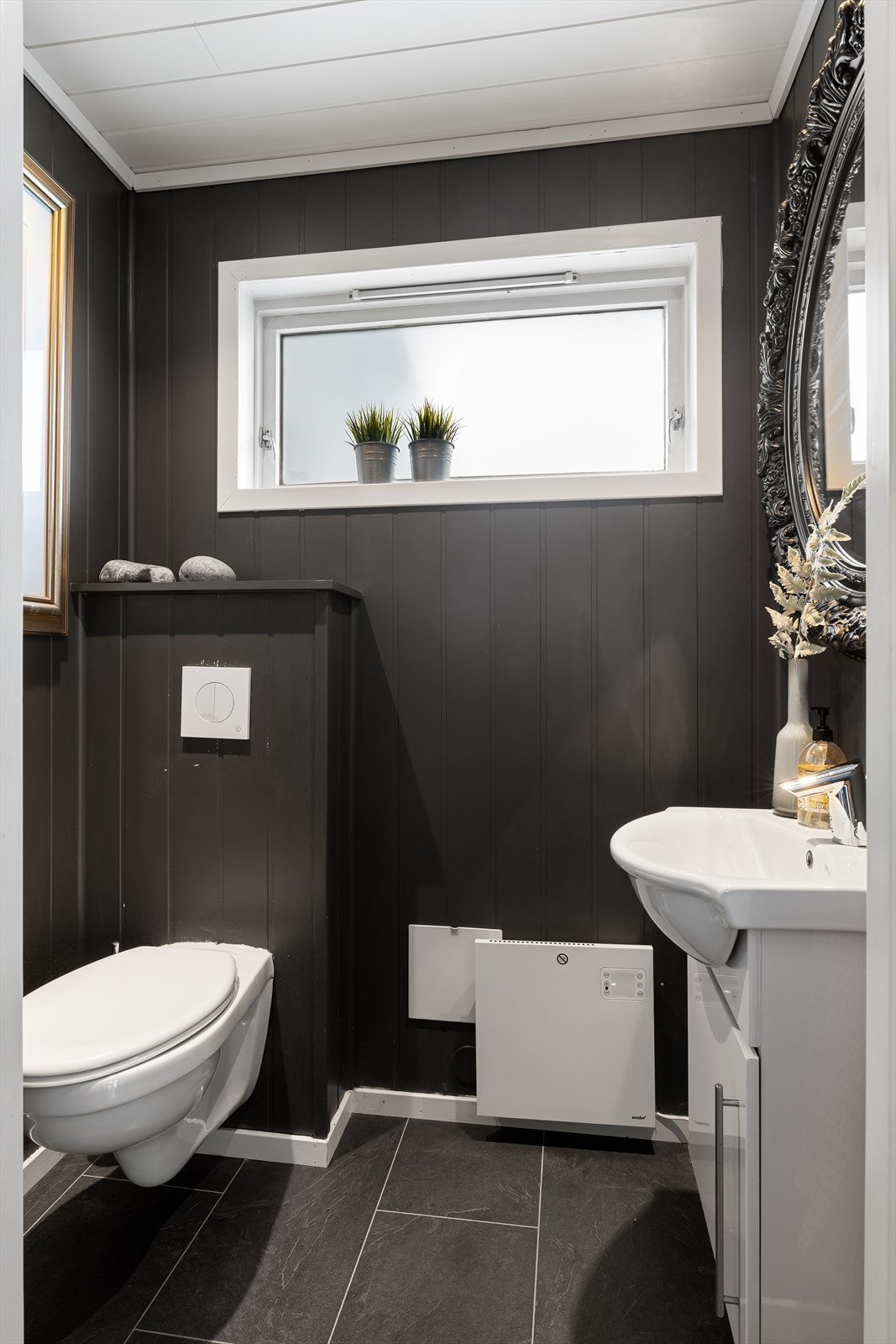 Gjestetoalett i hall så får du ha badet i fred. Praktisk med unger som springer inn og ut. Galleribilde