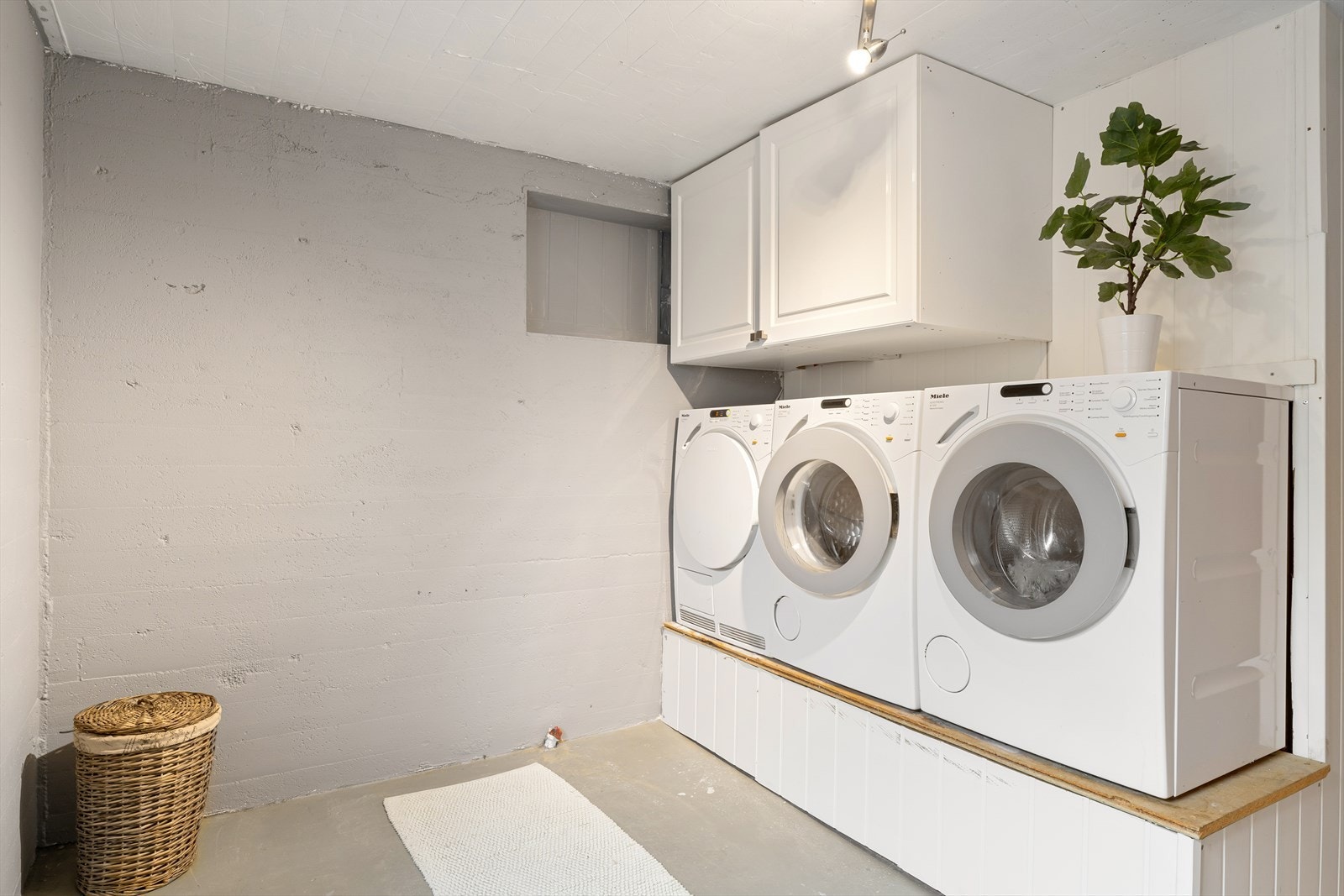 Vaskekjeller med utgang. Perfekt når du kommer skitten fra tur eller trening. Fullt funksjonelt grovrom. Plass til tørking av klær. Galleribilde