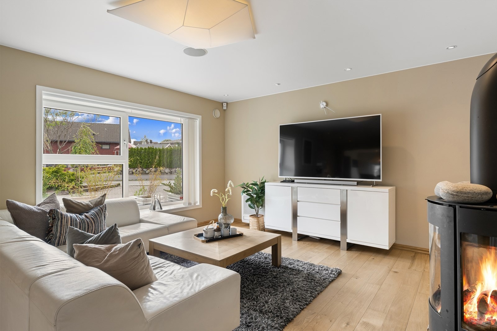 Hjertet i huset er kjøkken/allrom med lounge/peisestue. Her samles familie og venner når mat og drikke skal nytes. Galleribilde