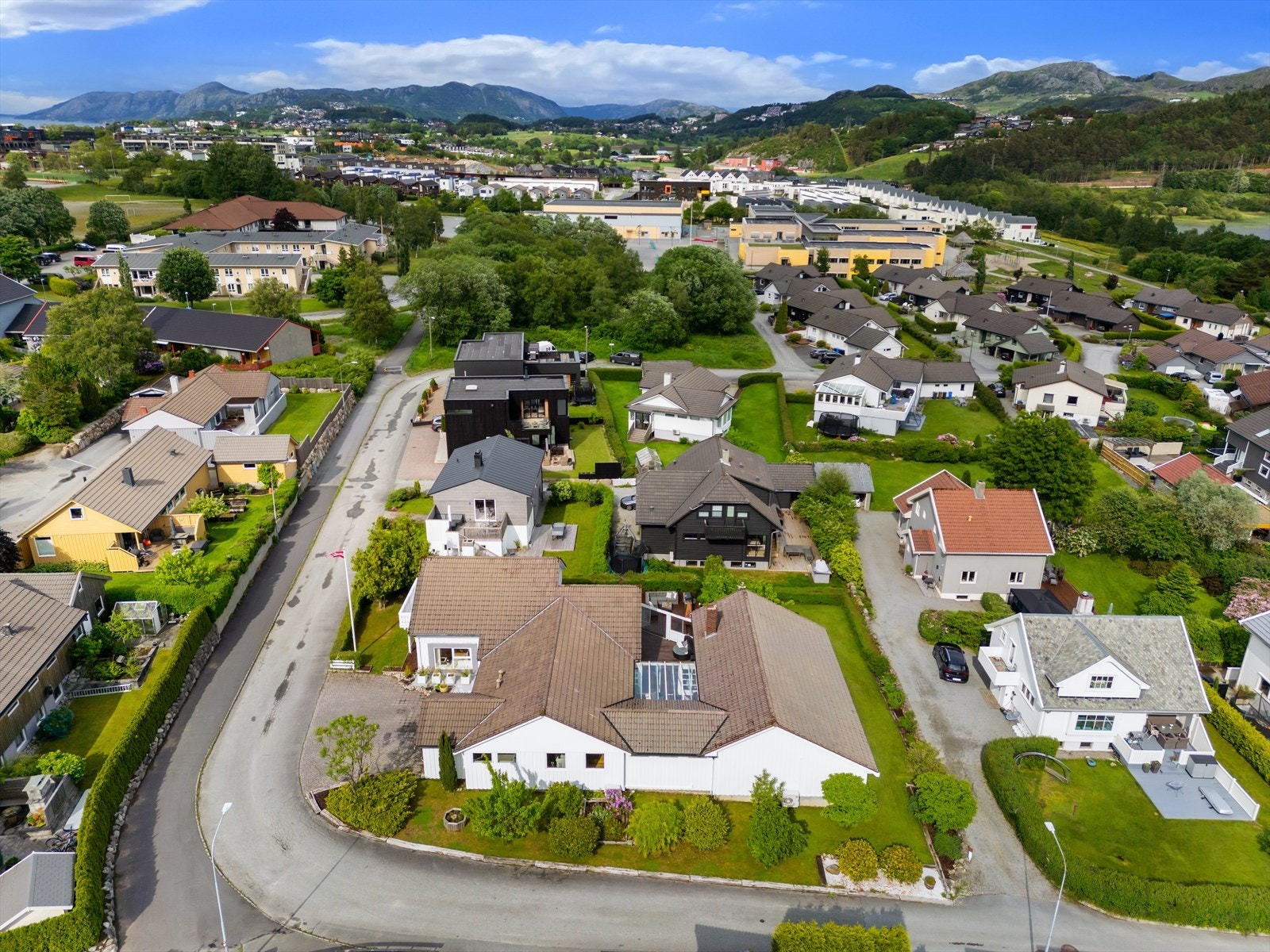 To steinkast fra skole og idrett, eller turområder. Dan Chruickshank presenterer: Prima plassert enebolig m/tomt på 1.195m2. Fin for alle livsfaser m/5 sov/flere oppholdsrom & basseng. Herlige, solrike uterom. Galleribilde