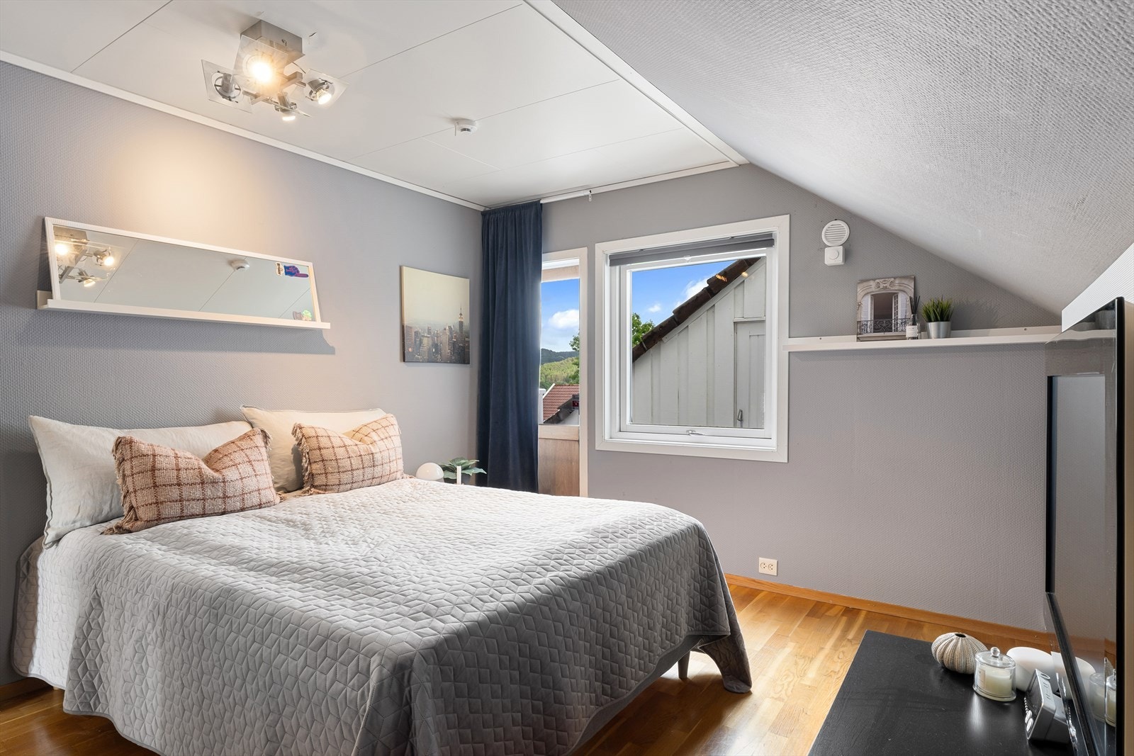 1 av 2 soverom oppe. Galleribilde