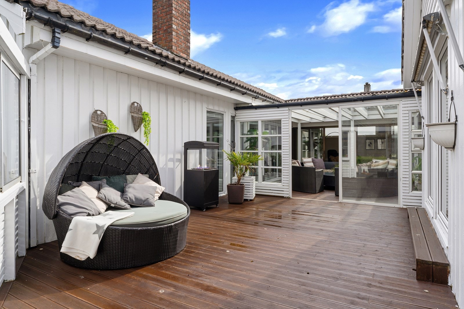 Sol til ca kl 21:30 på eiendommen. Ut fra atrium kommer du til grillområde med flere store møbleringssoner og nedgang til hagen. Boltreplass for alle og perfekt for sosial samling. Galleribilde