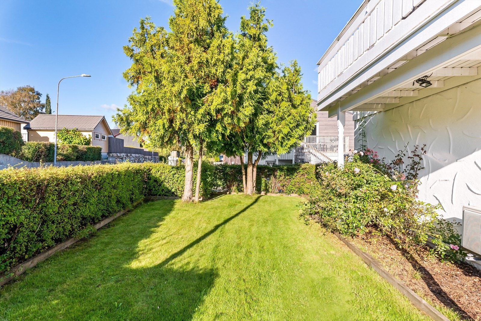 Herlige uterom skaper høy bokvalitet og innbyr til sosial samling. Sol på eiendommen til ca kl 21:30. En sone for enhver anledning. Galleribilde