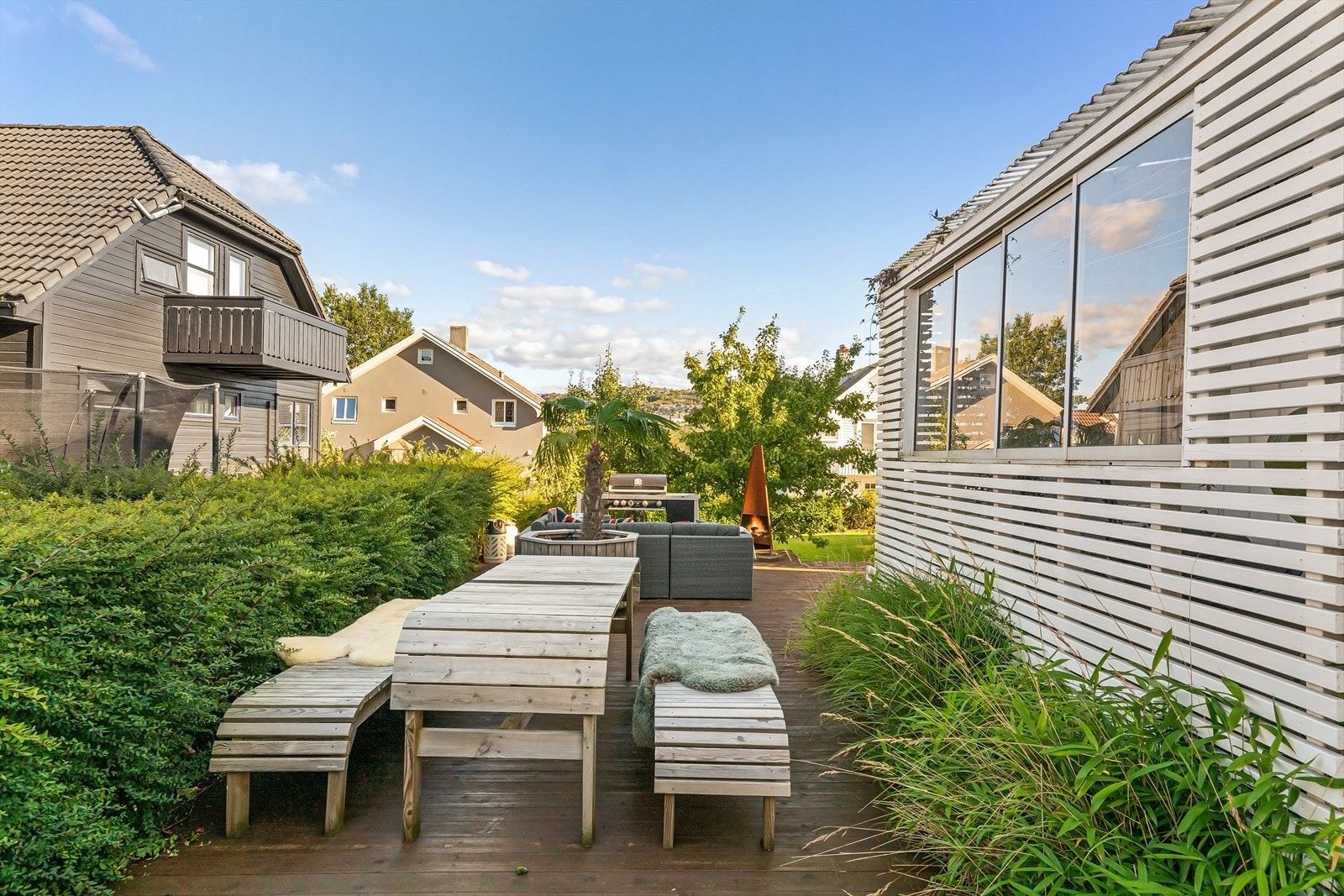 Herlige uterom skaper høy bokvalitet og innbyr til sosial samling. Sol på eiendommen til ca kl 21:30. En sone for enhver anledning. Galleribilde