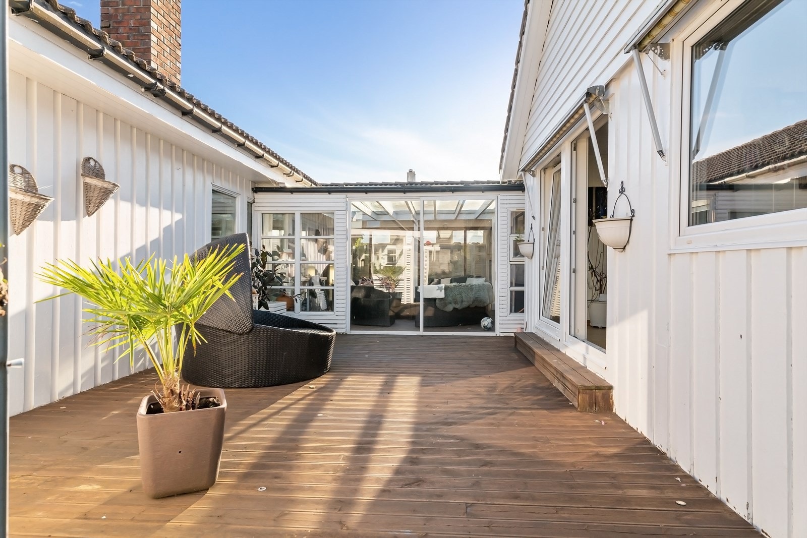 Et deilig, privat atrium med glasstak på deler. Her nyter du sene kvelder og solrike dager. God plass til flere sittegrupper og soner. Videre passasje til grillområde og hage. Galleribilde