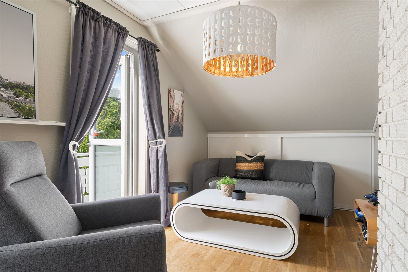 Romslig ungdomsrom med plass til egen tv-krok og gaming. Perfekt med venner på besøk. Galleribilde