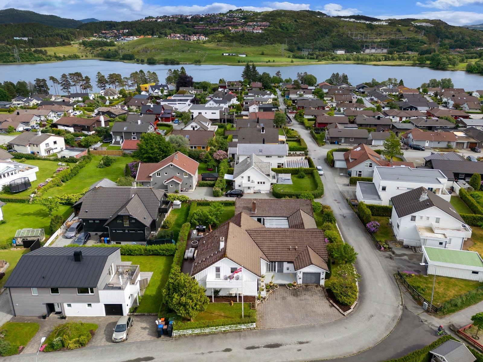 Dan Chruickshank presenterer: Prima plassert enebolig m/tomt på 1.195m2. Fin for alle livsfaser m/5 sov/flere oppholdsrom & basseng. Herlige, solrike uterom. Galleribilde