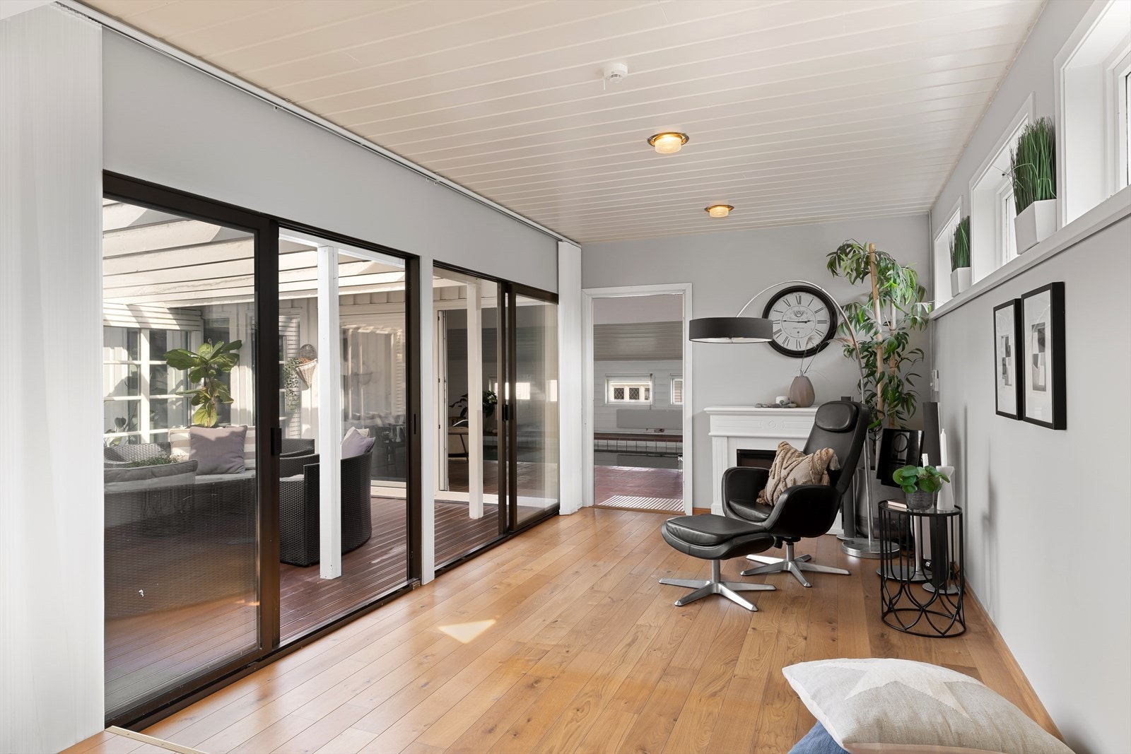 Direkte utgang til lunt og skjermet atrium. Stuen går i vinkel og tar deg videre til bassengområdet. Høy trivsel med mye naturlig lys. Galleribilde