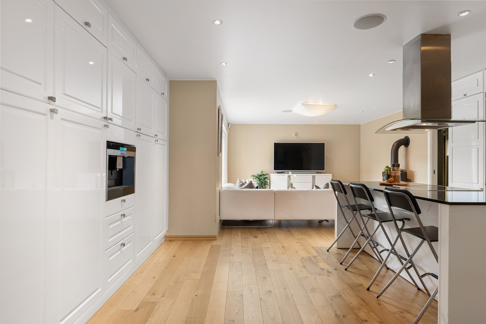 Et meget funksjonelt rom - som innbyr til samling. Velutstyrt kjøkken med god arbeidsplass og barløsning. Egen vegg med høyskap. Galleribilde