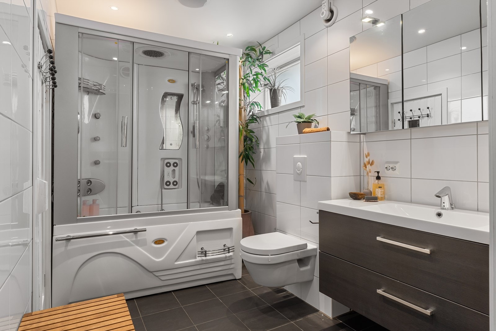 Eget bad i bassengdelen med badstu. Her kan man virkelig kose seg og få gode treningsøkter i motstrømsbasseng m/healing i badstu etterpå. Galleribilde