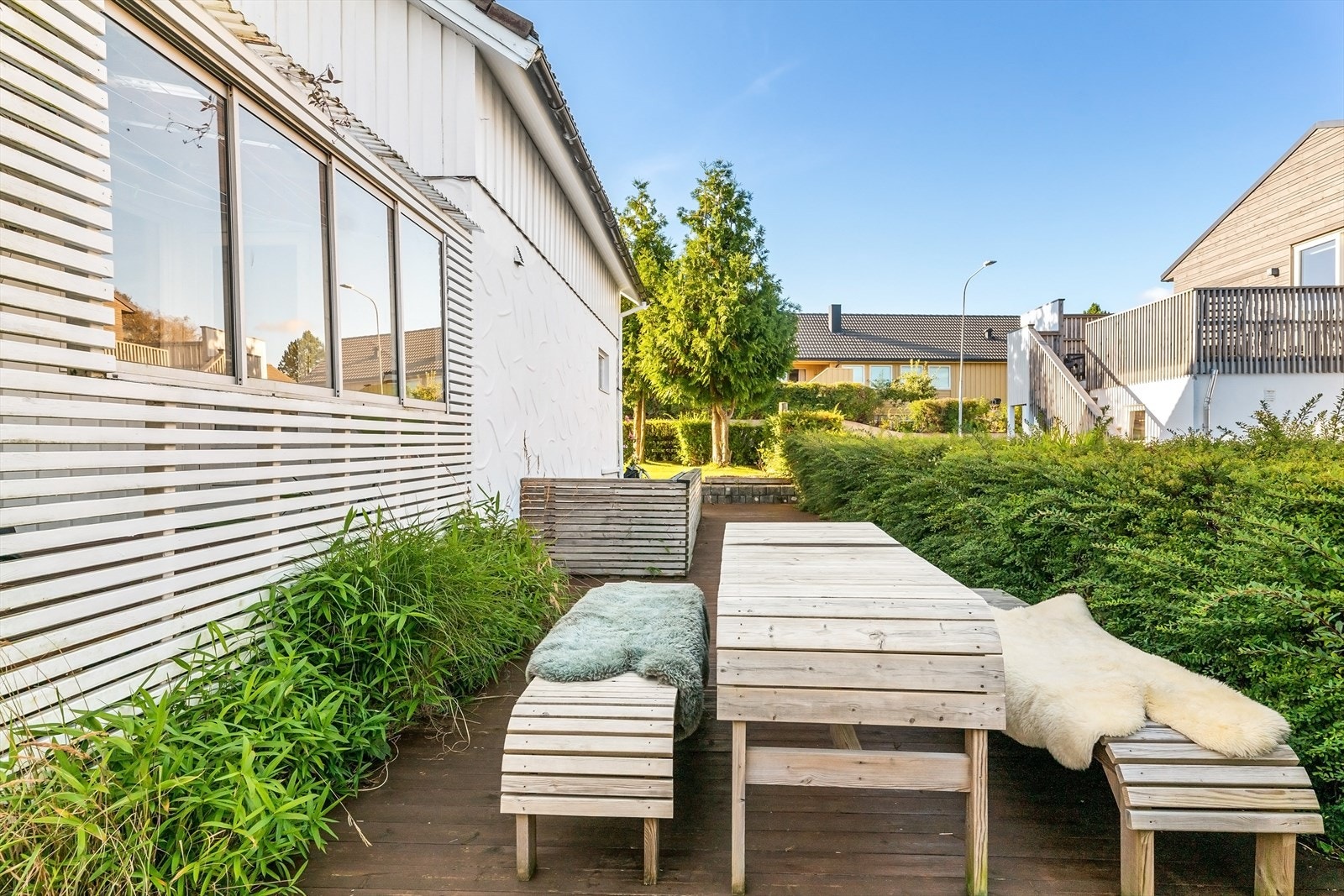 Skjermede, solrike, fine uteområder m/boltreplass til liten og stor. Terrassene er store og m/eget atrium hvor glasstak skjermer og gir le mot duskregn eller varmeovn for sene kvelder. Utebelysning m/spotter. En plass for alle anledninger. Galleribilde